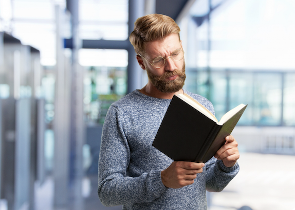 uomo legge libro uomo legge libro