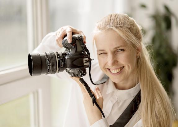 donna fotografa figure dello spettacolo