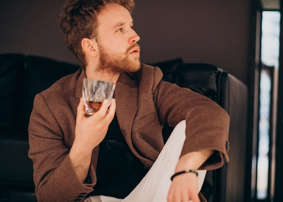 uomo-beve-amaro casting uomini